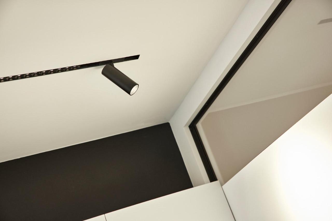 After8-black&white Apartment *