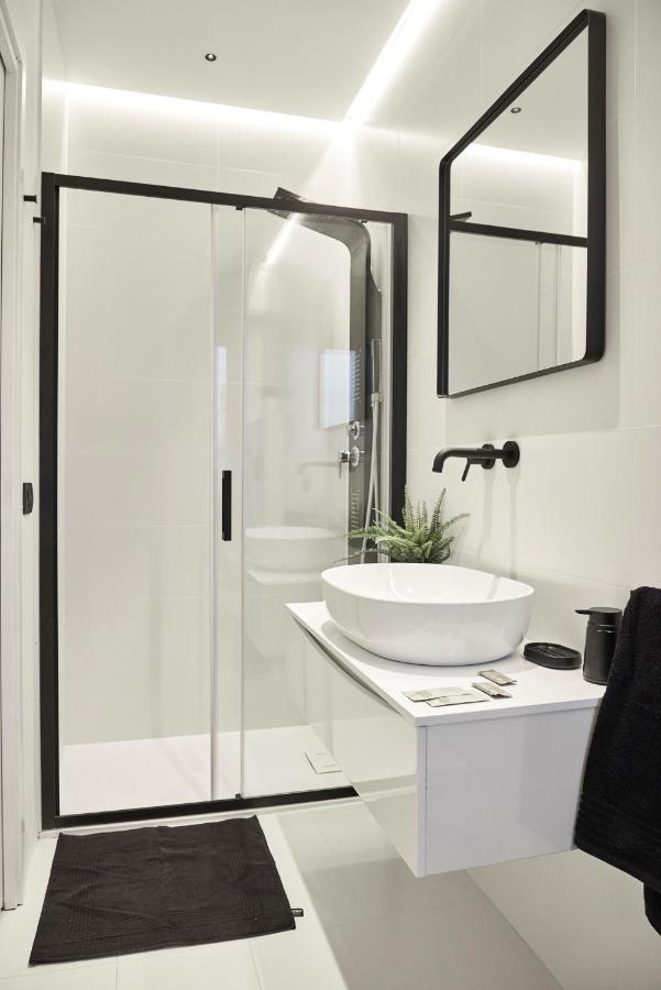 After8-black&white Apartment *