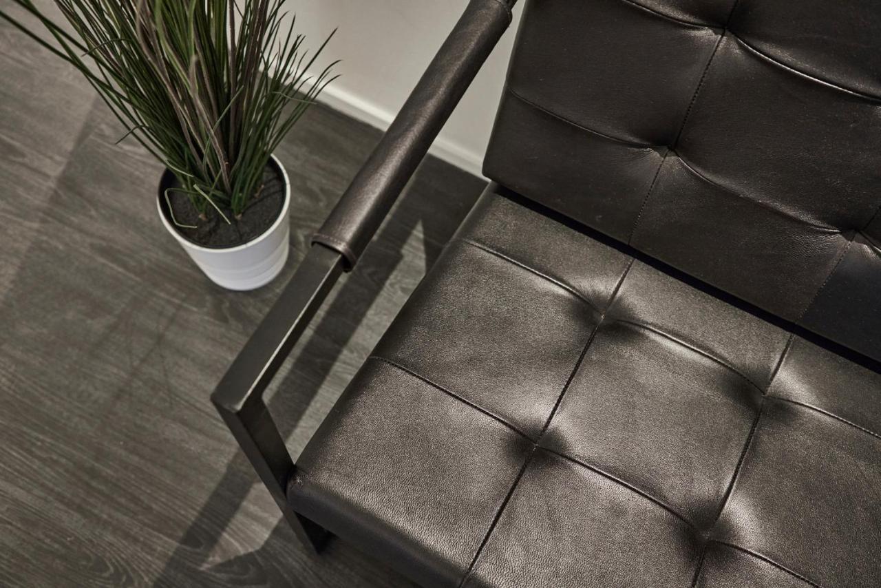 After8-black&white Apartment *